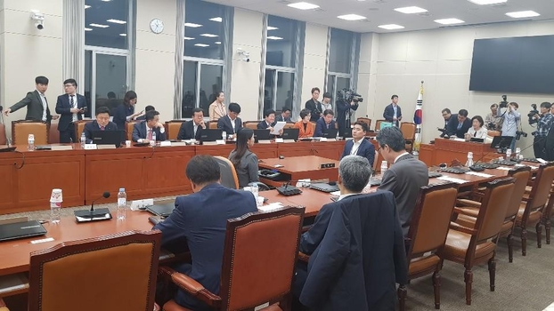 29일 밤 10시30분 국회 본관 6층 정무위원회 회의실에 민주당, 정의당 등 정치개혁특위위원들이 한국당 측을 따돌리고 모여있다. 당초 정개특위 회의는 국회 본관 4층 행안위 회의실에서 열릴 예정이었다. /김명지 기자