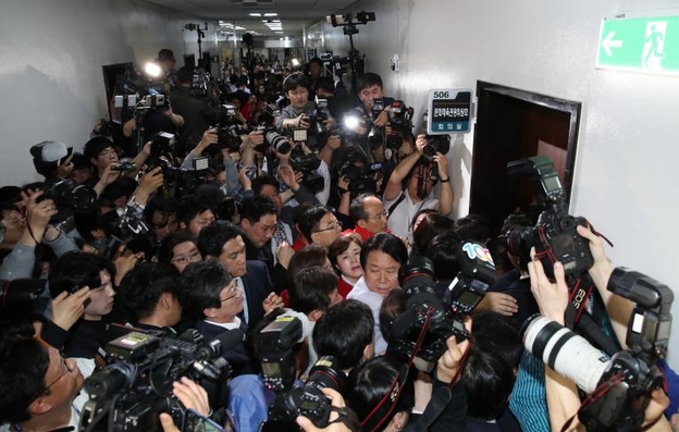 자유한국당과 바른미래당 의원들이 29일 오후 국회 사개특위 회의가 문화체육관광위원회 회의실에서 개의하려 하자 문 앞에 모여 항의하고 있다./연합뉴스