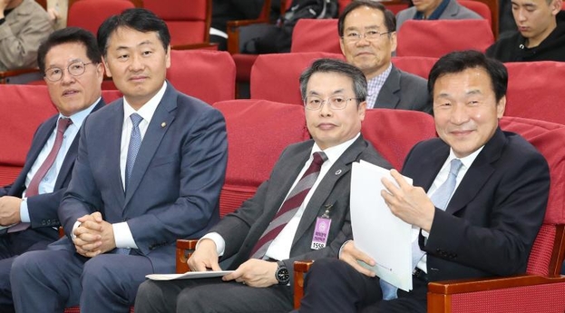 바른미래당 손학규 대표(오른쪽)와 김관영 원내대표(왼쪽 두번째)가 29일 오후 국회 의원회관에서 열린 '2019 새만금 복합리조트 개발 사업 정책토론회'에서 사회자의 발언을 경청하고 있다./연합뉴스