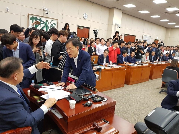 29일 저녁 서울 여의도 국회 문체위 회의실에서 열린 사개특위에서 이상민 위원장이 자리에 앉아 있는 가운데 한국당 윤한홍 의원 등이 항의하고 있다./뉴시스