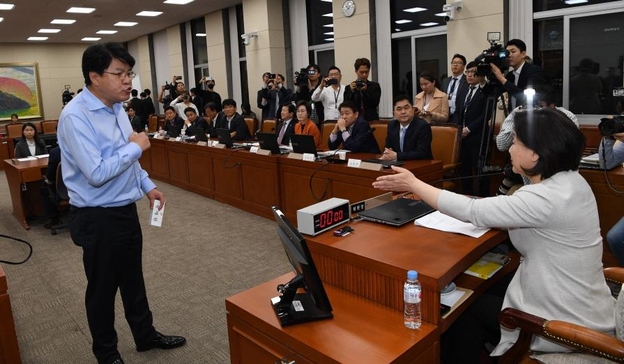 29일 국회 정무위 회의실에서 열린 정개특위 전체회의에서 자유한국당 장제원(왼쪽) 의원이 심상정 정개특위 위원장에게 원천무효라고 강력하게 항의하고 있다. /뉴시스
