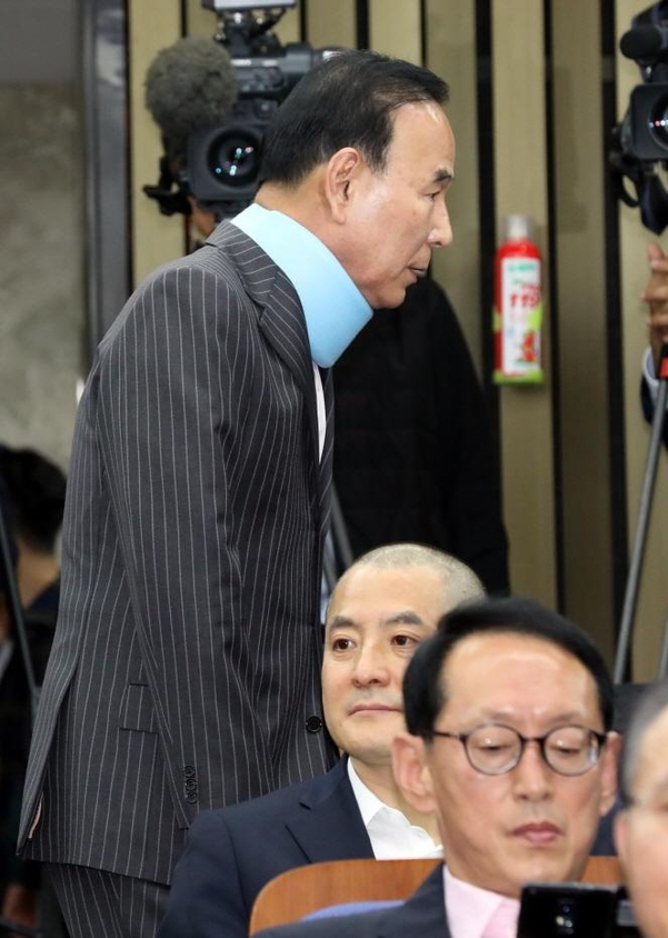 30일 오후 서울 영등포구 여의도 국회에서 열린 자유한국당 의원총회에서 삭발을 한 박대출 의원 뒤로 목에 깁스를 한 박덕흠 의원이 지나가고 있다./뉴시스