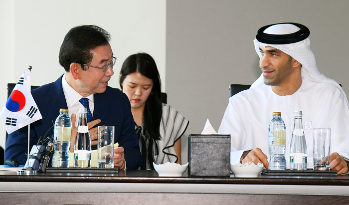 박원순 서울시장이 1일 오전 10시(현지 시각) 아랍에미리트(UAE) 아부다비에서 열린 간담회에서 사니 빈 아흐메드 알 제유디 UAE 기후변화환경부 장관을 만나 인사를 나누고 있다. /서울시