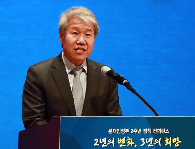 김수현 대통령비서실 정책실장이 7일 오전 서울 삼성동 코엑스에서 대통령직속 정책기획위원회·경제인문사회연구회 주최로 열린 문재인 정부 2주년 정책 컨퍼런스 '2년의 변화, 3년의 희망'에서 축사를 하고 있다. /연합뉴스