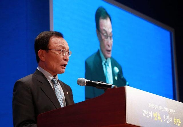 더불어민주당 이해찬 대표가 7일 오전 서울 삼성동 코엑스에서 대통령직속 정책기획위원회·경제인문사회연구회 주최로 열린 문재인 정부 2주년 정책 컨퍼런스 '2년의 변화, 3년의 희망'에서 축사를 하고 있다. /연합뉴스