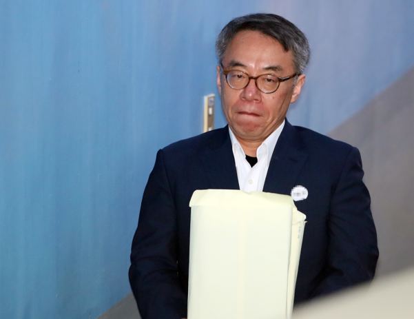 사법행정권 남용 의혹을 받는 임종헌 전 법원행정처 차장이 30일 서울중앙지법에서 열린 공판에 출석고 있다. /연합뉴스