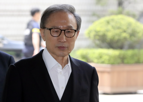 비자금 횡령 및 뇌물 혐의로 기소된 이명박 전 대통령이 24일 서울중앙지법에서 열린 공판에 참석하고 있다. /연합뉴스