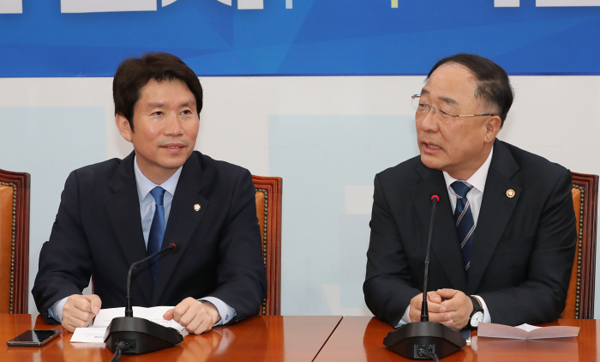 홍남기 경제부총리(오른쪽)가 9일 국회로 더불어민주당 이인영 신임 원내대표를 예방, 추경예산안의 빠른 국회 통과를 당부하고 있다./연합뉴스