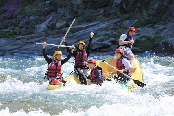 낮 기온이 20도를 크게 웃도는 날씨가 이어진 9일 강원 인제군 내린천에서 사람들이 래프팅을 즐기고 있다. /연합뉴스