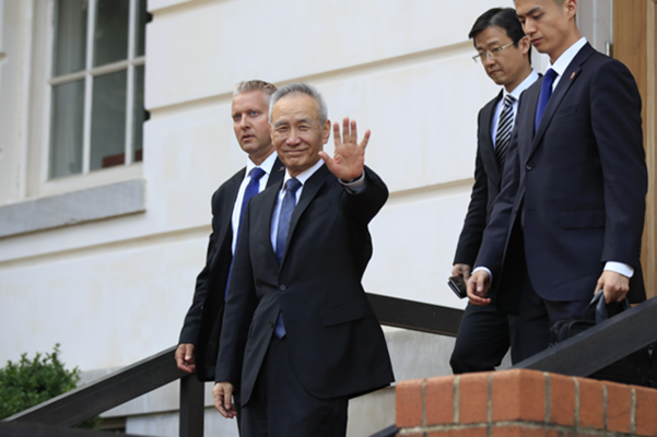 무역협상을 위해 미국을 방문한 류허 중국 부총리가 2019년 5월 9일 미 워싱턴 DC 미 무역대표부(USTR) 청사를 나서며 손을 흔들고 있다. /AP 연합뉴스