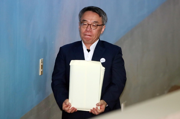 양승태 대법원장 시절 사법행정권 남용 의혹을 받는 임종헌 전 법원행정처 차장이 지난달 30일 서울 서초구 서울중앙지법에서 열린 속행공판에 출석하기 위해 호송차에서 내려 법정으로 향하고 있다. /연합뉴스