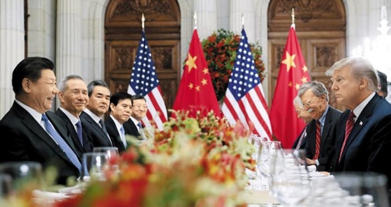 2018년 12월 1일 아르헨티나 부에노스아이레스의 한 호텔에서 도널드 트럼프(맨 오른쪽) 미국 대통령과 시진핑(맨 왼쪽) 중국 국가주석이 참모진과 함께 마주 보고 앉아 있다. /AP 연합뉴스