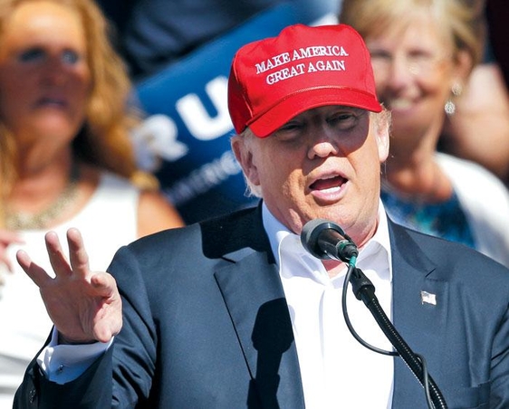 미국 공화당 대선 후보로 사실상 확정된 부동산 재벌 도널드 트럼프가 2016년 5월 7일 워싱턴주 린든에서 유세를 하고 있다. 트럼프가 쓴 모자에 그의 선거 구호‘미국을 다시 위대하게(Make America Great Again)’문구가 적혀 있다. /AP 연합뉴스