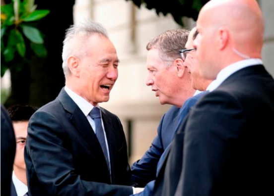 미·중 무역 협상을 위해 2019년 5월 9일 워싱턴 DC에 도착한 중국 측 대표 류허(왼쪽) 부총리가 미국 무역대표부(USTR) 청사에서 미국 측 로버트 라이트하이저(오른쪽에서 셋째) USTR 대표와 인사를 나누고 있다. /로이터 연합뉴스