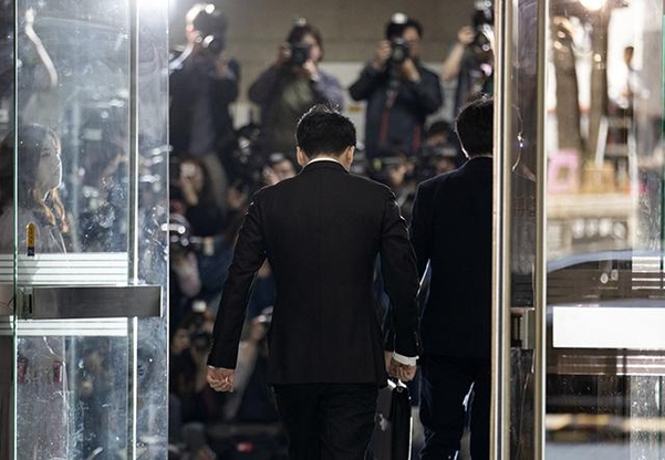 14일 승리가 영장실질심사를 받기 위해 서울지법에 출석했다. /연합뉴스