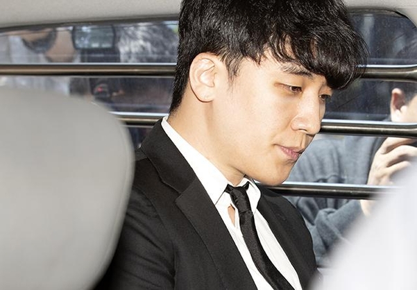 14일 영장실질심사를 마친 승리가 호송차에 타 있다. /연합뉴스