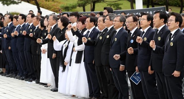 문재인 대통령과 김정숙 여사, 문희상 국회의장과 더불어민주당 이해찬 대표, 자유한국당 황교안 대표, 바른미래당 손학규 대표, 민주평화당 정동영 대표 등이 18일 오전 5·18 민주화운동 기념식 중 '임을 위한 행진곡'을 제창하고 있다. /연합뉴스