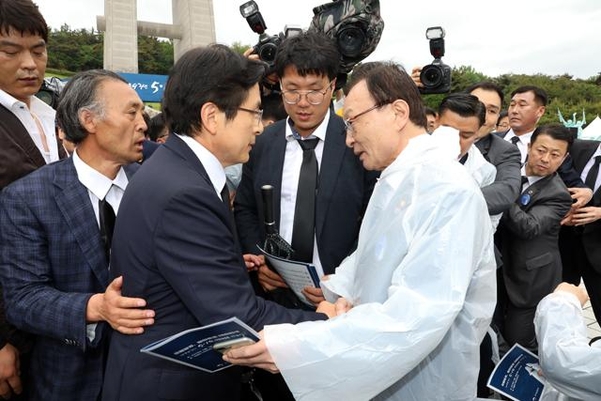 더불어민주당 이해찬(오른쪽) 대표, 자유한국당 황교안 대표가 18일 오전 광주 북구 국립5·18민주묘지에서 열린 '제39주년 5·18민주화운동 기념식'에 참석해 악수하고 있다. /뉴시스