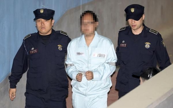 임세원 교수를 살해한 혐의로 재판에 넘겨진 박모씨가 17일 선고공판에 출석하기 위해 서울중앙지법 법정으로 이동하고 있다. /뉴시스