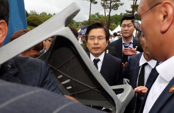 자유한국당 황교안 대표가 18일 오전 제39주년 5.18민주화운동 기념식이 열린 광주광역시 북구 국립 5.18민주 묘지 기념식장으로 들어가며 항의를 받고 있다. /뉴시스