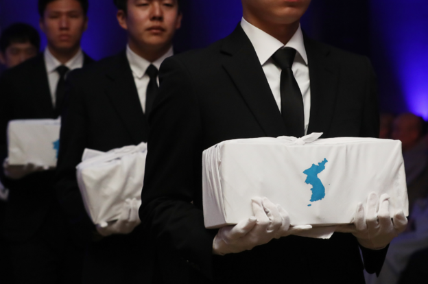 2019년 3월 1일 오후 서울 용산구 백범김구기념관에서 열린 제1차 조선인유골봉환 남북 공동사업 ‘긴 아리랑’ 추모식에서 일제 강제징용 희생자 유골 74위가 장내 행진을 하고 있다. /연합뉴스