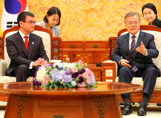 문재인(오른쪽) 대통령이 2018년 4월 11일 오후 청와대에서 방한 중인 고노 다로 일본 외무상을 만나고 있다. / 연합뉴스