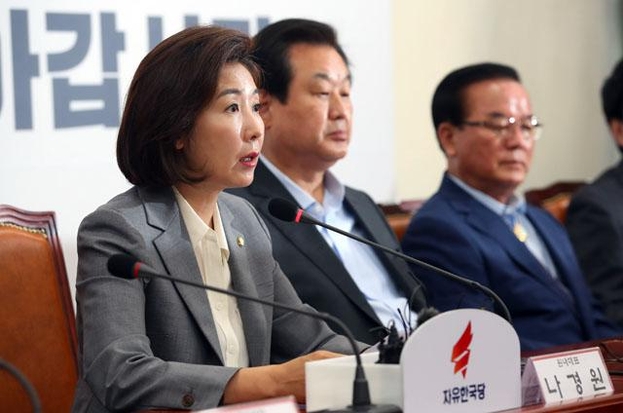 자유한국당 나경원 원내대표(왼쪽)가 22일 오전 여의도 국회 본청에서 열린 원내대표-중진의원 회의에서 발언하고 있다. /연합뉴스