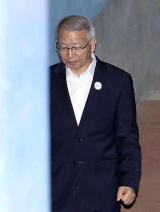 29일 법정으로 향하고 있는 양승태 전 대법원장. /연합뉴스