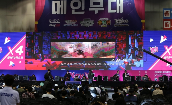 차세대 융·복합 종합게임쇼 '2019 플레이엑스포(PlayX4)' 개막 첫날인 지난 9일 경기도 고양 킨텍스 제2전시장이 많은 인파로 붐비고 있다. /연합뉴스