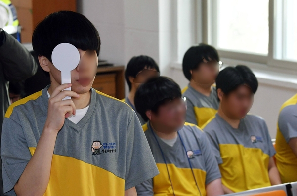 지난 1월 서울 영등포 서울병무청 징병검사장에서 열린 올해 첫 징병검사에서 대상자들이 시력검사를 받고 있다. /조선DB