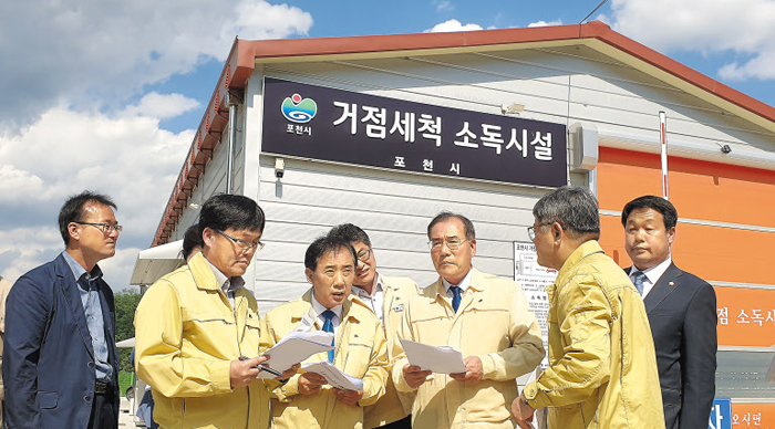 농림부장관 방역 시설 점검 - 이개호(오른쪽에서 셋째) 농림축산식품부 장관이 31일 경기 포천시의 거점세척 소독시설을 방문해 아프리카돼지열병 방역 시설을 점검하고 있다. /포천시