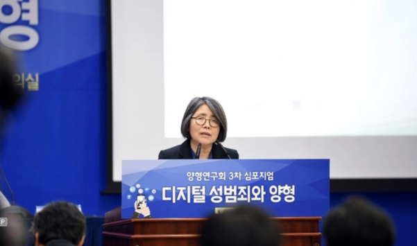 김영란 대법원 양형위원회 위원장이 3일 서울 서초구 대법원에서 열린 양형위원회 3차 심포지엄 ‘디지털 성범죄와 양형’에서 인사말을 하고 있다. /뉴시스