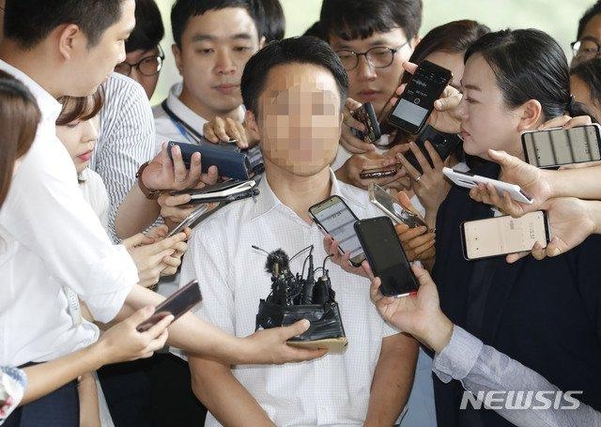 양승태 전 대법원장 시절 ‘재판거래' 문건을 다수 작성한 혐의를 받는 정다주 울산지법 부장판사가 지난해 8월 서울 서초구 서울중앙지검에 출석하는 모습. 정 부장판사는 지난 4월 임종헌 전 법원행정처 차장의 재판에 현직 법관으로 처음 증인으로 법정에 섰다. /뉴시스