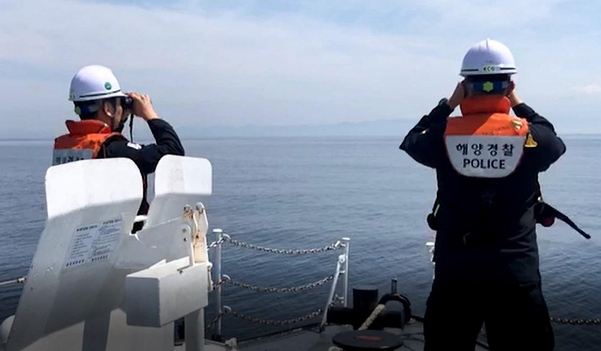 3일 제주해양경찰서 소속 함정이 지난달 25일 살해돼 제주-완도행 여객선 항로 해상에 유기된 것으로 추정되는 30대 남성의 시신을 수색하고 있다. /제주해양경찰청 제공