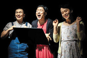 지난해 국내에서 열린 낭독 공연 ‘이갈리아의 딸들’. 가상의 세계 ‘이갈리아’에선 남자들이 여자처럼 곱게 차려입고 외모를 가꾼다. /두산아트센터