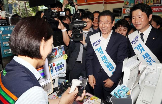 박원순 서울시장(오른쪽 두 번째)과 더불어민주당 이인영 원내대표(오른쪽 첫 번째)가 지난달 29일 오전 서울 여의도의 한 편의점에서 제로페이로 물건을 구매하고 있다. /연합뉴스