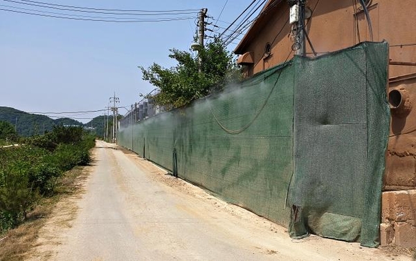 최근 파평면 양돈단지는 멧돼지 접근을 막기 위해 2m 높이의 벽을 세웠다. /김우영 기자