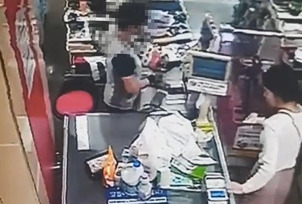 지난달 22일 피의자 고유정이 제주시의 한 마트에서 흉기와 청소용품을 계산하고 있다. /연합뉴스