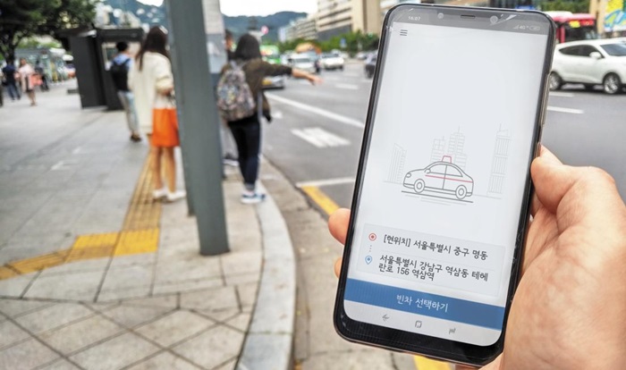 지난 7일 한 시민이 ‘S택시’ 앱으로 택시를 호출하고 있다. /조선일보DB