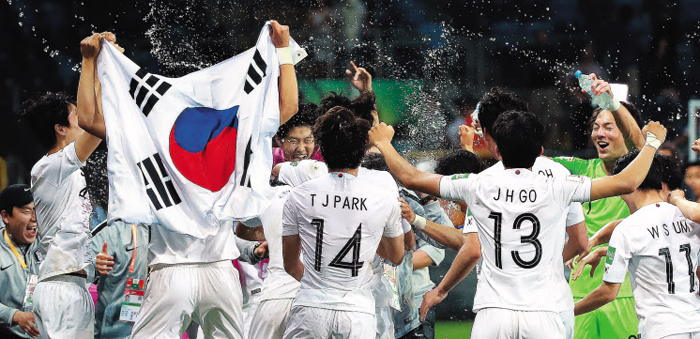 한국 선수들이 12일 U-20 월드컵 4강전에서 에콰도르를 1대0으로 이기고 나서 서로 물을 뿌리며 기쁨을 나누고 있다. 이들은 ‘정신력’과 ‘투혼’으로 부족한 기량을 만회하던 선배들과 다르다. 선진 축구의 흐름에 발맞추며 누구와 싸우더라도 경기를 즐긴다. /연합뉴스