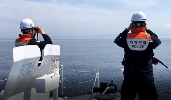 지난 3일 제주해양경찰서 소속 함정이 지난달 25일 살해돼 제주-완도행 여객선 항로 해상에 유기된 것으로 추정되는 30대 남성의 시신을 수색하고 있다. /제주해양경찰청 제공