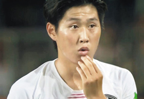 배우 뺨치는 표정 연기 - 12일 에콰도르전 프리킥 상황에서 이강인이 최준과 시선을 맞추는 장면. 이강인은 마치 연기하듯 다른 쪽을 쳐다보다 재빨리 최준을 향해 패스해 골을 도왔다. /KBS 캡처