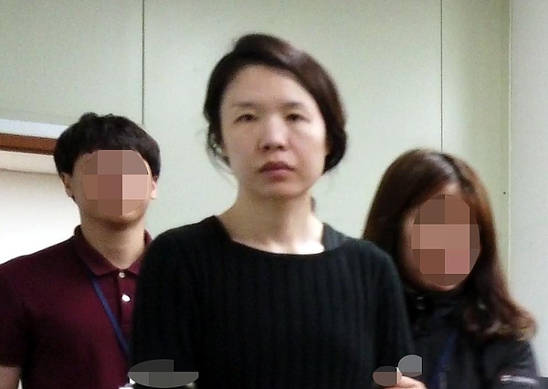 전 남편을 살해한 혐의로 구속된 고유정(36)이 지난 6일 제주동부경찰서 유치장에서 나와 진술녹화실로 이동하고 있다. / 연합뉴스