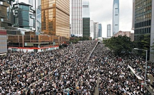 ‘범죄인 인도 법안’에 반대하는 홍콩 시민들이 지난 12일 홍콩 입법회 주변 도로를 가득 메우고 있다./로이터 연합뉴스