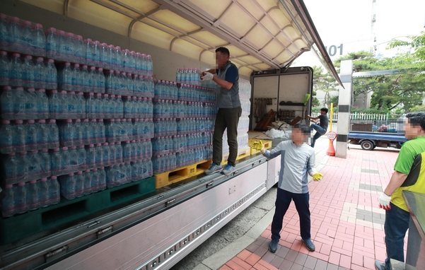 21일 문래동 아파트 관리사무소들 앞에 아리수 생수가 쌓여있는 모습. /연합뉴스