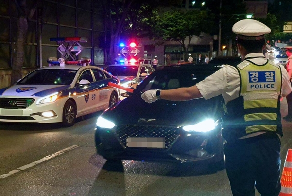 서울 마포경찰서 경찰관들이 25일 새벽 2시쯤 마포구 합정동에서 음주운전 단속을 하고 있다. /고성민 기자