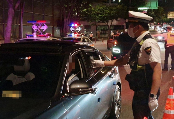 서울 마포경찰서 경찰관들이 25일 새벽 2시쯤 마포구 합정동에서 음주운전 단속을 하고 있다. /고성민 기자