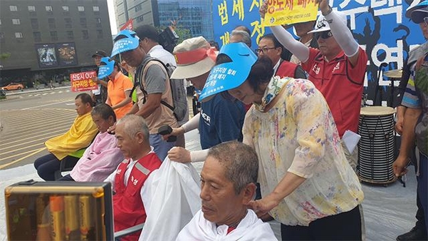 27일 오후 정부의 ‘공공주택특별법’을 반대하는 공공주택지구 전국연대 대책협의회 회원들을 대표해 의장단 등 4명이 삭발식을 진행하고 있다. /박소정 기자
