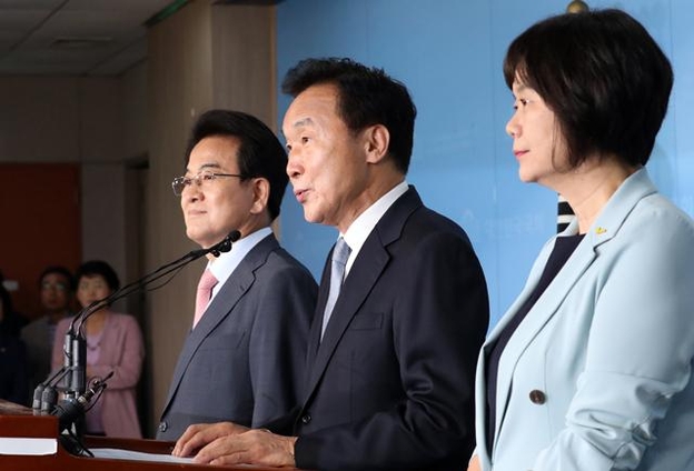 민주평화당 정동영, 바른미래당 손학규, 정의당 이정미 대표(왼쪽부터)가 2일 오전 국회 정론관에서 기자회견을 하고 있다. /연합뉴스