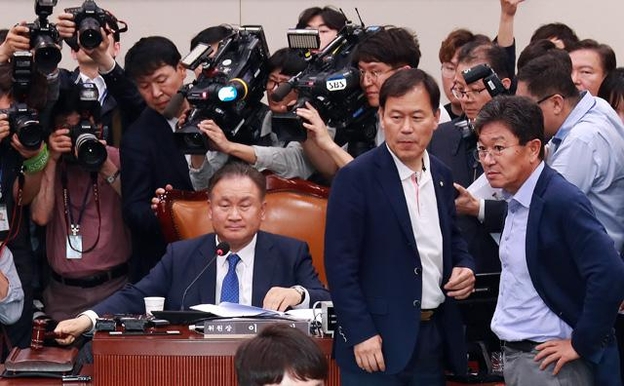 지난 4월 29일 밤 국회에서 열린 사개특위 전체회의에서 이상민 위원장이 공수처법과 검경 수사권 조정 관련 법안을 패스트트랙으로 지정하고 있다. /조선일보DB